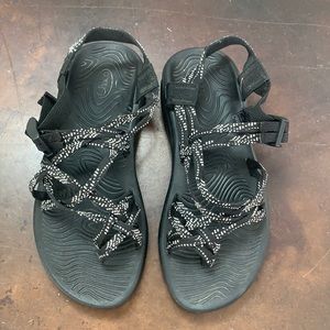 Women’s Z/cloud x2 Chaco sandals, size 9, adjustable straps